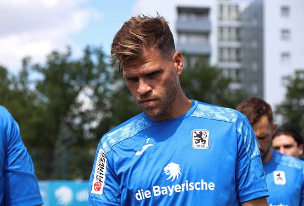 Fussball, Herren, Regionalliga Bayern, Saison 2026 2027, TSV 1860 München, Training Florian Niederlechner (TSV 1860 München) Kopf, Oberkörper, nachdenken, nachdenklich, Blick nach unten *** Soccer, Men s, Bavarian Regional League, 2026–2027 Season, TSV 1860 Munich, Training: Florian Niederlechner of TSV 1860 Munich—head, upper body, thinking, pensive, looking down