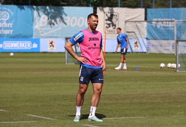 Fussball, Herren, Regionalliga Bayern, Saison 2026 2027, TSV 1860 München, Training Felix Weber (TSV 1860 München) stehend mit Leibchen auf dem Trainingsplatz *** Soccer, Men s, Bavarian Regional League, 2026–2027 Season, TSV 1860 Munich, Training: Felix Weber of TSV 1860 Munich standing on the practice field wearing a training jersey