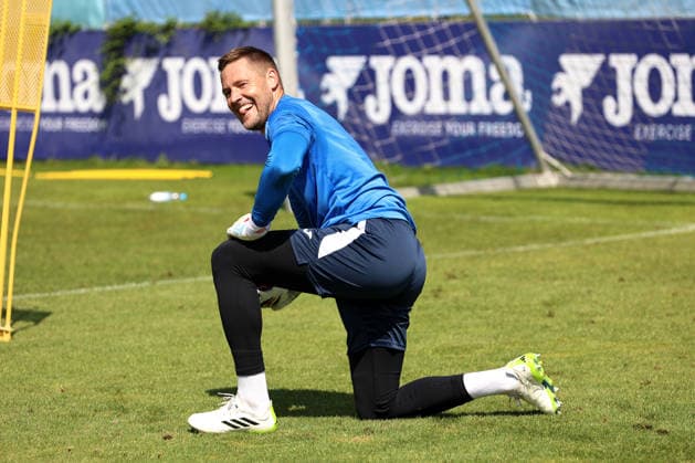 Fussball, Herren, Regionalliga Bayern, Saison 2026 2027, TSV 1860 München, Training Vitus Eicher (TSV 1860 München) kniend, lächelnd, Zunge *** Soccer, Men s, Bavarian Regional League, 2026–2027 Season, TSV 1860 Munich, Training: Vitus Eicher of TSV 1860 Munich, kneeling, smiling, sticking out his tongue