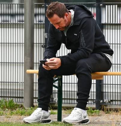 23.07.2026, NED, Fußball, Herren, 1. Bundesliga, Saison 2026 2027, Trainingslager, Rasenplatz, SV Elversberg Christian Weber ( Sportdirektor SV Elversberg ) an seinem Smartphone Stroe Rasenplatz Gelderland Niederlande *** July 23, 2026, NED, Soccer, Men s, 1st Bundesliga, 2026–2027 Season, Training Camp, Grass Field, SV Elversberg; Christian Weber, Sports Director of SV Elversberg, on his smartphone; Stroe Grass Field, Gelderland, Netherlands Copyright: xNordphotox xSMx