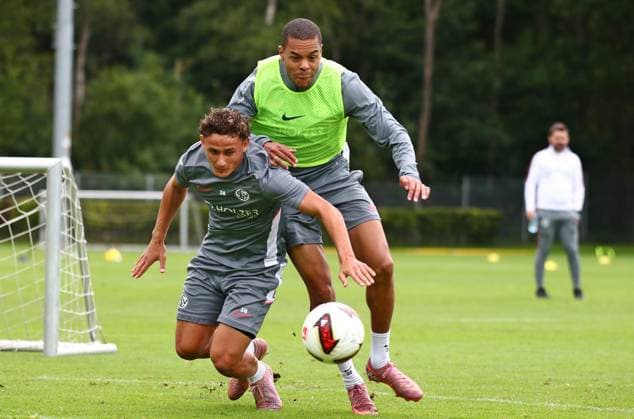 23.07.2026, NED, Fußball, Herren, 1. Bundesliga, Saison 2026 2027, Trainingslager, Rasenplatz, SV Elversberg Tyler Notarrigo ( SV Elversberg 38 ) im Zweikampfduell mit Jan Gyamerah ( SV Elversberg 30 ) Stroe Rasenplatz Gelderland Niederlande *** July 23, 2026, NED, Soccer, Men s, 1. Bundesliga, 2026–2027 season, training camp, grass field, SV Elversberg Tyler Notarrigo SV Elversberg 38 in a one-on-one duel with Jan Gyamerah SV Elversberg 30 Stroe grass field Gelderland Netherlands Copyright: xNordphotox xSMx