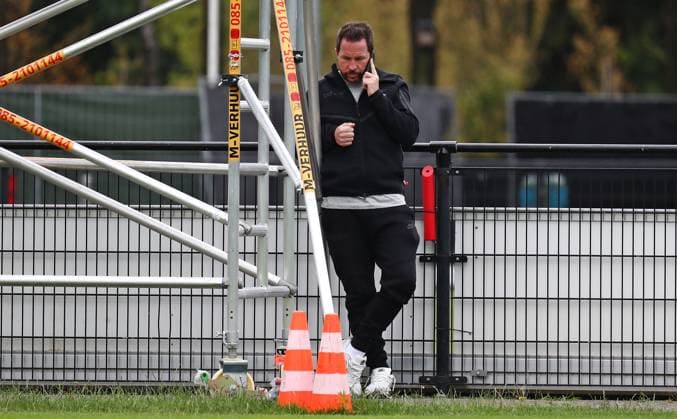 23.07.2026, NED, Fußball, Herren, 1. Bundesliga, Saison 2026 2027, Trainingslager, Rasenplatz, SV Elversberg Christian Weber ( Sportdirektor SV Elversberg ) an seinem Smartphone beim Telefonieren Stroe Rasenplatz Gelderland Niederlande *** July 23, 2026, NED, Soccer, Men s, 1st Bundesliga, 2026–2027 Season, Training Camp, Grass Field, SV Elversberg Christian Weber, Sports Director of SV Elversberg, on his smartphone during a phone call Stroe Grass Field Gelderland Netherlands Copyright: xNordphotox xSMx