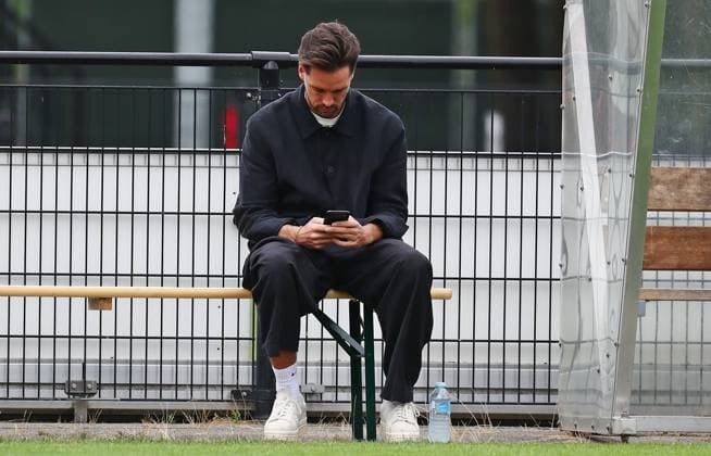 23.07.2026, NED, Fußball, Herren, 1. Bundesliga, Saison 2026 2027, Trainingslager, Rasenplatz, SV Elversberg Dr. Josef Welzmüller ( Technischer Direktor SV Elversberg ) an seinem Smartphone Stroe Rasenplatz Gelderland Niederlande *** July 23, 2026, NED, Soccer, Men s, 1st Bundesliga, 2026–2027 Season, Training Camp, Grass Field, SV Elversberg; Dr. Josef Welzmüller, Technical Director of SV Elversberg, on his smartphone; Stroe Grass Field, Gelderland, Netherlands Copyright: xNordphotox xSMx