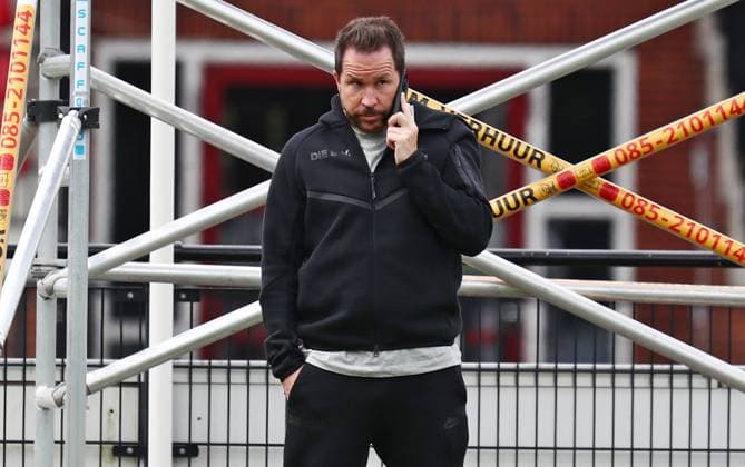 23.07.2026, NED, Fußball, Herren, 1. Bundesliga, Saison 2026 2027, Trainingslager, Rasenplatz, SV Elversberg Christian Weber ( Sportdirektor SV Elversberg ) an seinem Smartphone beim Telefonieren Stroe Rasenplatz Gelderland Niederlande *** July 23, 2026, NED, Soccer, Men s, 1st Bundesliga, 2026–2027 Season, Training Camp, Grass Field, SV Elversberg Christian Weber, Sports Director of SV Elversberg, talking on his smartphone at Stroe Grass Field, Gelderland, Netherlands Copyright: xNordphotox xSMx