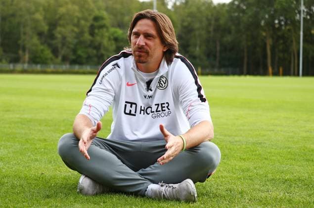 23.07.2026, NED, Fußball, Herren, 1. Bundesliga, Saison 2026 2027, Trainingslager, Rasenplatz, SV Elversberg Vincent Wagner ( Cheftrainer SV Elversberg ) beim Interview mit dem SR Saarländischen Rundfunk, er stellte eine Holzbank weg und setzte sich direkt auf den Rasen, weil das besser findet und es seine Bodenständigkeit und Herzlichkeit besser ausdrückt Stroe Rasenplatz Gelderland Niederlande *** July 23, 2026, NED, Soccer, Men s, 1. Bundesliga, 2026–2027 Season, Training camp, grass field, SV Elversberg Vincent Wagner, head coach of SV Elversberg, during an interview with SR Saarländischer Rundfunk; he moved a wooden bench aside and sat directly on the grass because he thinks it’s better and better expresses his down-to-earth nature and warmth Stroe, grass field, Gelderland, Netherlands Copyright: xNordphotox xSMx