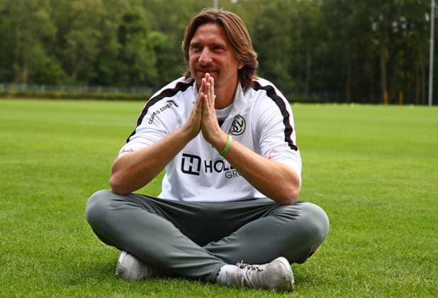 23.07.2026, NED, Fußball, Herren, 1. Bundesliga, Saison 2026 2027, Trainingslager, Rasenplatz, SV Elversberg Vincent Wagner ( Cheftrainer SV Elversberg ) beim Interview mit dem SR Saarländischen Rundfunk, er stellte eine Holzbank weg und setzte sich direkt auf den Rasen, weil das besser findet und es seine Bodenständigkeit und Herzlichkeit besser ausdrückt Stroe Rasenplatz Gelderland Niederlande *** July 23, 2026, NED, Soccer, Men s, 1. Bundesliga, 2026–2027 Season, Training camp, grass field, SV Elversberg Vincent Wagner, head coach of SV Elversberg, during an interview with SR Saarländischer Rundfunk; he moved a wooden bench aside and sat directly on the grass because he thinks it’s better and better expresses his down-to-earth nature and warmth Stroe, grass field, Gelderland, Netherlands Copyright: xNordphotox xSMx