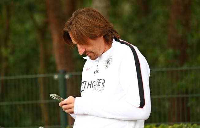 23.07.2026, NED, Fußball, Herren, 1. Bundesliga, Saison 2026 2027, Trainingslager, Rasenplatz, SV Elversberg Vincent Wagner ( Cheftrainer SV Elversberg ) an seinem Smartphone Stroe Rasenplatz Gelderland Niederlande *** July 23, 2026, NED, Soccer, Men s, 1. Bundesliga, 2026–2027 Season, Training Camp, Grass Field, SV Elversberg Vincent Wagner, Head Coach of SV Elversberg, on his smartphone at Stroe Grass Field, Gelderland, Netherlands Copyright: xNordphotox xSMx