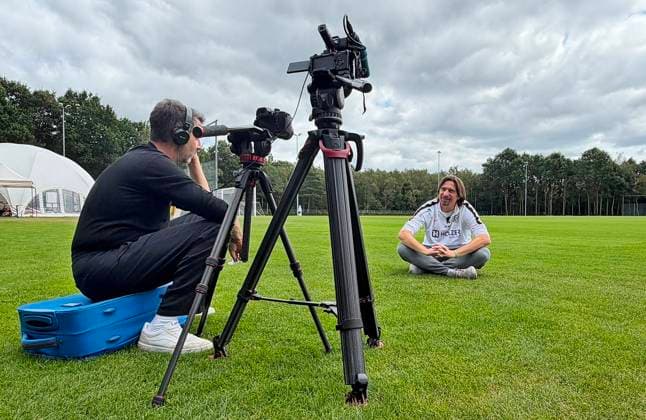 23.07.2026, NED, Fußball, Herren, 1. Bundesliga, Saison 2026 2027, Trainingslager, Rasenplatz, SV Elversberg Vincent Wagner ( Cheftrainer SV Elversberg ) beim Interview mit dem SR Saarländischen Rundfunk (Kommentator Frank Grundhever links), er stellte eine Holzbank weg und setzte sich direkt auf den Rasen, weil das besser findet und es seine Bodenständigkeit und Herzlichkeit besser ausdrückt Stroe Rasenplatz Gelderland Niederlande *** July 23, 2026, NED, Soccer, Men s, 1. Bundesliga, 2026–2027 Season, Training Camp, Grass Field, SV Elversberg’s head coach Vincent Wagner during an interview with SR Saarländischer Rundfunk commentator Frank Grundhever (left); he moved a wooden bench out of the way and sat down directly on the grass because he thinks it’s better that way and it better expresses his down-to-earth nature and warmth. Stroe, grass field, Gelderland, Netherlands Copyright: xNordphotox xSMx