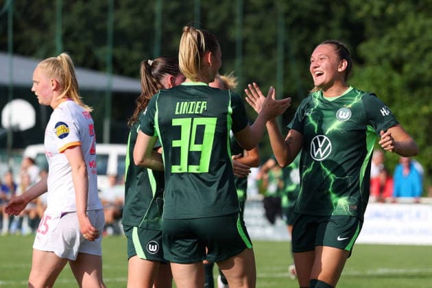 VfL - Eindhoven, Testspiel, Frauen Gifhorn, 23.07.2026, Fußball, Frauen, Saison 2026 27, VfL Wolfsburg vs PSV Eindhoven, Testspiel: Cecilie Floe Nielsen (VfL Wolfsburg) jubelt mit der Mannschaft nach ihrem Tor zum 1:0 Niedersachsen Deutschland *** VfL Eindhoven, Friendly Match, Gifhorn Women, July 23, 2026, Soccer, Women, 2026–27 Season, VfL Wolfsburg vs. PSV Eindhoven, Friendly Match: Cecilie Floe Nielsen of VfL Wolfsburg celebrates with the team after scoring the 1–0 goal in Lower Saxony, Germany