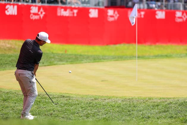 Emiliano Grillo of Argentina hits a chip shot onto the 18th green during the first round of the 2026 3M Open at TPC Twin Cities on July 23, 2026 in Blaine, Minnesota. CSM Golf 2026: PGA, Golf Herren 3M Open: Round 1  - ZUMAc04_ 20260723_zma_c04_092 Copyright: xStevenxGarciax
