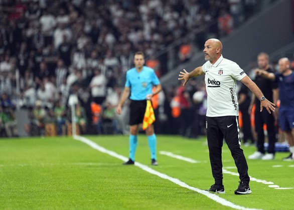 Besiktas v Midtjylland - UEFA Europa League second qualifying round ISTANBUL, TURKIYE - JULY 23: Head coach Vincenzo Italiano of Besiktas gives tactics to his players during the UEFA Europa League second qualifying round first leg match between Besiktas and Midtjylland at Tupras Stadium in Istanbul, Turkiye on July 23, 2026. Esra Bilgin Anadolu Istanbul Turkey. Editorial use only. Please get in touch for any other usage.  Copyright: x2026xAnadoluxEsraxBilginx