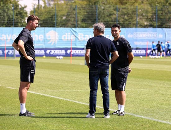 Fussball, Herren, Regionalliga Bayern, Saison 2026 2027, TSV 1860 München, Training Vincent Saller, Co-Trainer (TSV 1860 München) mit Gernot Mang, Präsident (TSV 1860 München) und Alper Kayabunar, Trainer (TSV 1860 München) (v.l.n.r.) im Gespräch *** Soccer, Men s, Bavarian Regional League, 2026–2027 Season, TSV 1860 Munich, Training: Vincent Saller, assistant coach of TSV 1860 Munich, in conversation with Gernot Mang, president of TSV 1860 Munich, and Alper Kayabunar, head coach of TSV 1860 Munich (from left to right)
