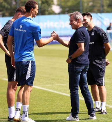 Fussball, Herren, Regionalliga Bayern, Saison 2026 2027, TSV 1860 München, Training Samuel Althaus (TSV 1860 München) (li.) mit Gernot Mang, Präsident (TSV 1860 München) (re.) Handshake, Begrüssung auf dem Platz *** Soccer, Men s, Bavarian Regional League, 2026–2027 Season, TSV 1860 Munich, Training: Samuel Althaus (TSV 1860 Munich, left) with Gernot Mang (President of TSV 1860 Munich, right) — handshake, greeting on the field