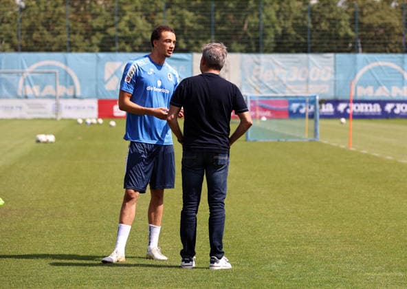Fussball, Herren, Regionalliga Bayern, Saison 2026 2027, TSV 1860 München, Training Samuel Althaus (TSV 1860 München) (li.) mit Gernot Mang, Präsident (TSV 1860 München) (re.) im Gespräch auf dem Platz *** Soccer, Men s, Bavarian Regional League, 2026–2027 Season, TSV 1860 Munich; Samuel Althaus of TSV 1860 Munich (left) in conversation with Gernot Mang, president of TSV 1860 Munich (right), on the field