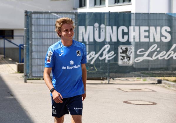 Fussball, Herren, Regionalliga Bayern, Saison 2026 2027, TSV 1860 München, Training Luis Pereira de Azambuja (TSV 1860 München) auf dem Weg zum Trainingsplatz *** Soccer, Men s, Bavarian Regional League, 2026–2027 Season, TSV 1860 Munich, Training: Luis Pereira de Azambuja of TSV 1860 Munich on his way to the practice field