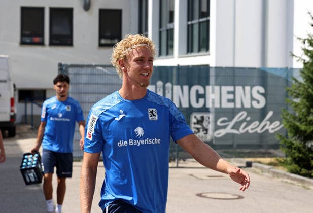 Fussball, Herren, Regionalliga Bayern, Saison 2026 2027, TSV 1860 München, Training Finn Fodor (TSV 1860 München) auf dem Weg zum Trainingsplatz *** Soccer, Men s, Bavarian Regional League, 2026–2027 Season, TSV 1860 Munich, Training: Finn Fodor of TSV 1860 Munich on his way to the practice field