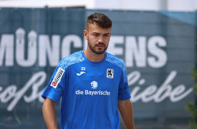Fussball, Herren, Regionalliga Bayern, Saison 2026 2027, TSV 1860 München, Training Raphael Wach (TSV 1860 München) auf dem Weg zum Trainingsplatz *** Soccer, Men s, Bavarian Regional League, 2026–2027 Season, TSV 1860 Munich, Training: Raphael Wach of TSV 1860 Munich on his way to the practice field