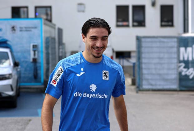 Fussball, Herren, Regionalliga Bayern, Saison 2026 2027, TSV 1860 München, Training Cristian Leone (TSV 1860 München) auf dem Weg zum Trainingsplatz *** Soccer, Men s, Bavarian Regional League, 2026–2027 Season, TSV 1860 Munich, Training: Cristian Leone of TSV 1860 Munich on his way to the practice field
