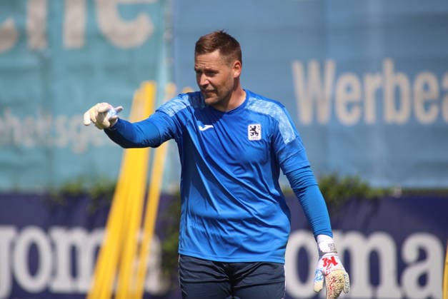 Fussball, Herren, Regionalliga Bayern, Saison 2026 2027, TSV 1860 München, Training Vitus Eicher (TSV 1860 München) hebt den rechten Arm *** Soccer, Men s, Bavarian Regional League, 2026–2027 Season, TSV 1860 Munich, Training: Vitus Eicher of TSV 1860 Munich raises his right arm
