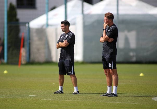 Fussball, Herren, Regionalliga Bayern, Saison 2026 2027, TSV 1860 München, Training Alper Kayabunar, Trainer (TSV 1860 München) (li.) mit Vincent Saller, Co-Trainer (TSV 1860 München) (re.) beobachten das Training *** Soccer, Men s, Bavarian Regional League, 2026–2027 Season, TSV 1860 Munich, Training: Alper Kayabunar, head coach of TSV 1860 Munich (left), and Vincent Saller, assistant coach of TSV 1860 Munich (right), watch the training session