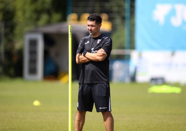 Fussball, Herren, Regionalliga Bayern, Saison 2026 2027, TSV 1860 München, Training Alper Kayabunar, Trainer (TSV 1860 München) beobachtet das Training mit verschränkten Armen, stehend *** Soccer, Men s, Bavarian Regional League, 2026–2027 Season, TSV 1860 Munich, Training: Alper Kayabunar, TSV 1860 Munich coach, stands with his arms crossed, watching the training session