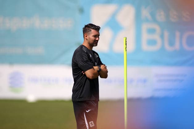 Fussball, Herren, Regionalliga Bayern, Saison 2026 2027, TSV 1860 München, Training Alper Kayabunar, Trainer (TSV 1860 München) beobachtet das Training mit verschränkten Armen, stehend *** Soccer, Men s, Bavarian Regional League, 2026–2027 Season, TSV 1860 Munich, Training: Alper Kayabunar, TSV 1860 Munich coach, stands with his arms crossed, watching the training session