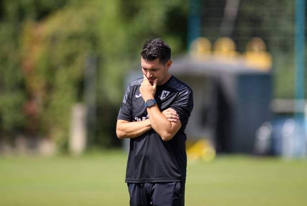 Fussball, Herren, Regionalliga Bayern, Saison 2026 2027, TSV 1860 München, Training Alper Kayabunar, Trainer (TSV 1860 München) nachdenklich, in Gedanken, Hand am Mund, überlegen *** Soccer, Men s, Bavarian Regional League, 2026–2027 Season, TSV 1860 Munich, Alper Kayabunar at practice, TSV 1860 Munich coach looking pensive, deep in thought, hand over his mouth, pondering