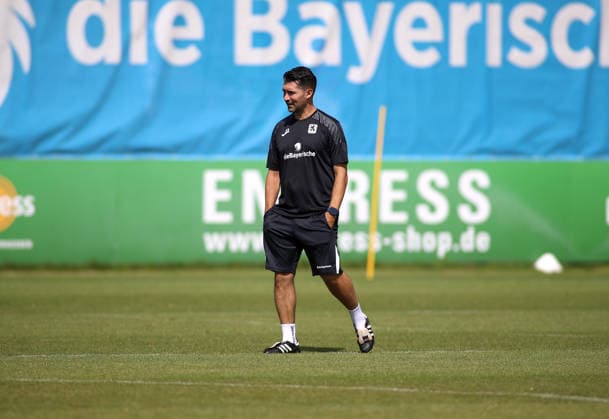 Fussball, Herren, Regionalliga Bayern, Saison 2026 2027, TSV 1860 München, Training Alper Kayabunar, Trainer (TSV 1860 München) stehend auf dem Trainingsplatz *** Soccer, Men s, Bavarian Regional League, 2026–2027 Season, TSV 1860 Munich, Alper Kayabunar at practice, TSV 1860 Munich coach standing on the practice field