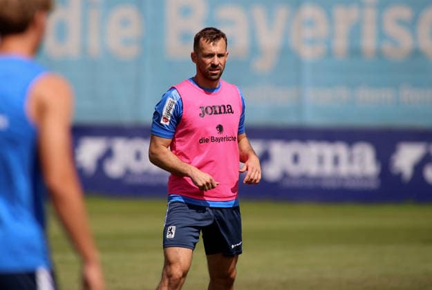 Fussball, Herren, Regionalliga Bayern, Saison 2026 2027, TSV 1860 München, Training Felix Weber (TSV 1860 München) stehend mit Leibchen *** Soccer, Men s, Bavarian Regional League, 2026–2027 Season, TSV 1860 Munich, Training: Felix Weber of TSV 1860 Munich standing in a training jersey