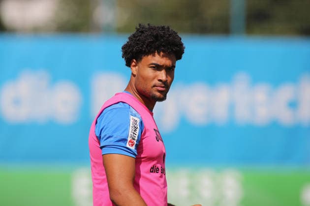 Fussball, Herren, Regionalliga Bayern, Saison 2026 2027, TSV 1860 München, Training Arian Ortivero Calderon (TSV 1860 München) mit Leibchen, Blick nach rechts *** Soccer, Men s, Bavarian Regional League, 2026–2027 Season, TSV 1860 Munich, Arian Ortivero Calderon in a TSV 1860 Munich practice jersey, looking to the right
