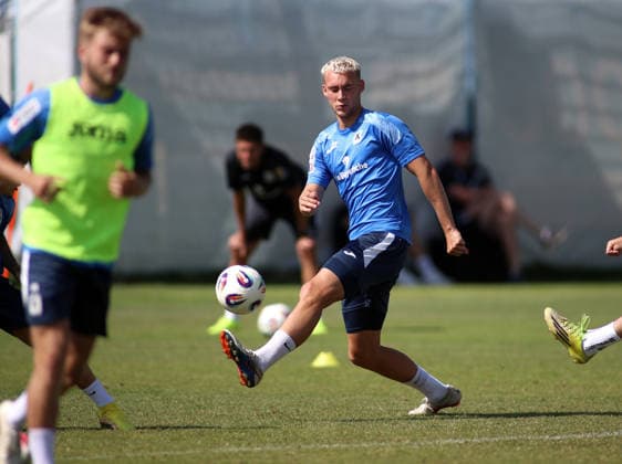 Fussball, Herren, Regionalliga Bayern, Saison 2026 2027, TSV 1860 München, Training Lasse Fassmann (TSV 1860 München) spielt einen Ball *** Soccer, Men s, Bavarian Regional League, 2026–2027 Season, TSV 1860 Munich, Lasse Fassmann in Training; TSV 1860 Munich Kicks the Ball