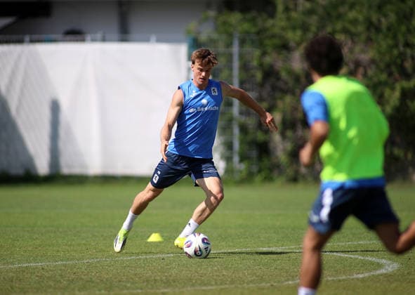 Fussball, Herren, Regionalliga Bayern, Saison 2026 2027, TSV 1860 München, Training Julian Bell (TSV 1860 München) spielt einen Ball *** Soccer, Men s, Bavarian Regional League, 2026–2027 Season, TSV 1860 Munich, Julian Bell in Training; TSV 1860 Munich Kicks a Ball