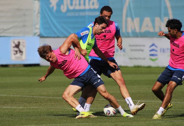 Fussball, Herren, Regionalliga Bayern, Saison 2026 2027, TSV 1860 München, Training Julian Bell (TSV 1860 München) mit Cristian Leone (TSV 1860 München) und Samuel Althaus (TSV 1860 München) im Kampf um den Ball, Zweikampf *** Soccer, Men s, Bavarian Regional League, 2026–2027 Season, TSV 1860 Munich, Julian Bell in training; TSV 1860 Munich with Cristian Leone; TSV 1860 Munich and Samuel Althaus battling for the ball, tackle