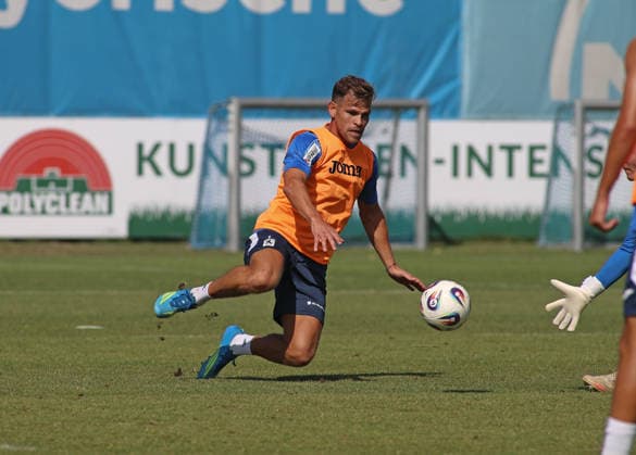 Fussball, Herren, Regionalliga Bayern, Saison 2026 2027, TSV 1860 München, Training Florian Niederlechner (TSV 1860 München) im Kampf um einen Ball, im Fallen *** Soccer, Men s, Bavarian Regional League, 2026–2027 Season, TSV 1860 Munich, Training: Florian Niederlechner of TSV 1860 Munich battling for the ball, falling