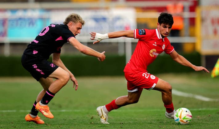 UEFA Europa Conference League Second Qualifying Round First Leg, Tolka Park, Dublin 23 7 2026 Shelbourne vs Nomme Kalju FC Shels™ Rodrigo Freitas and Rommi Siht of Kalju Rodrigo Freitas and Rommi Siht 23 7 2026  Copyright: xx RB1_4822