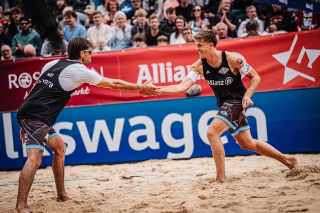 Beachvolleyball Männer Allianz German Beach Club Finals Die Finals 2026 Hannover Eintracht Spontent vs. Beachclub Kiel 23.07.2026 v.l. Niklas Held und Luis Kubo Jubel Hannover Opernplatz Niedersachsen Deutschland *** Men s Beach Volleyball Allianz German Beach Club Finals: The 2026 Finals, Hannover—Eintracht Spontent vs. Beachclub Kiel, July 23, 2026. Photo: Niklas Held and Luis Kubo celebrating at Opernplatz in Hannover, Lower Saxony, Germany