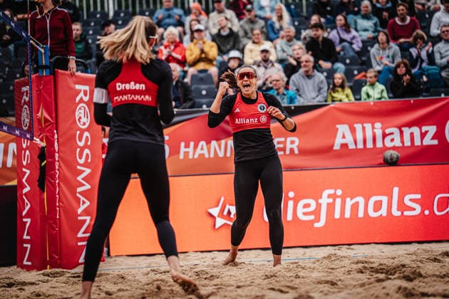Beachvolleyball Frauen Allianz German Beach Club Finals Die Finals 2026 Hannover Eintrach Spontent vs. Olympischer Club BW 23.07.2026 v.l. Clara Dressen und Leonie Klinke Jubel Hannover Opernplatz Niedersachsen Deutschland *** Women s Beach Volleyball Allianz German Beach Club Finals The 2026 Finals Hanover Eintrach Spontent vs. Olympischer Sport Club BW July 23, 2026 From left: Clara Dressen and Leonie Klinke Celebrating at Opernplatz in Hanover, Lower Saxony, Germany