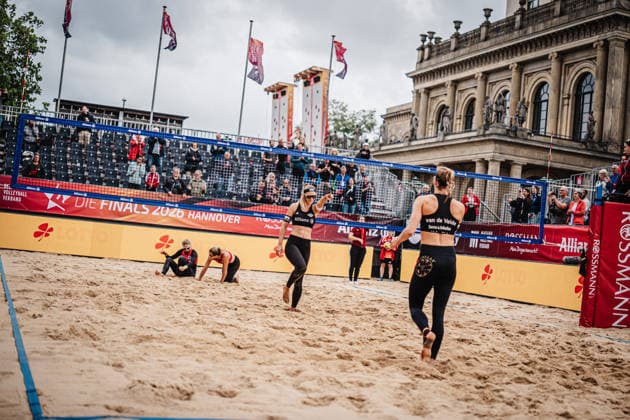 Beachvolleyball Frauen Allianz German Beach Club Finals Die Finals 2026 Hannover Eintrach Spontent vs. Olympischer Club BW 23.07.2026 v.l. Sandra Ittlinger und Kim van de Velde Hannover Opernplatz Niedersachsen Deutschland *** Women s Beach Volleyball Allianz German Beach Club Finals The 2026 Finals Hannover Eintrach Spontent vs. Olympischer Sport Club BW July 23, 2026 Photo: Sandra Ittlinger and Kim van de Velde Hannover Opernplatz Lower Saxony, Germany