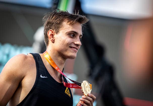 Deutsche Leichtathletik-Meisterschaften Stabhochsprung Männer; Hannover, 23.07.2026 Freut sich über die Goldmedaille: Marec Metzger (TSV Gräfelfing); Deutsche Leichtathletik-Meisterschaften Stabhochsprung Männer am 23.07.2026 auf dem Opernplatz in Hannover (Niedersachsen). *** German Track and Field Championships—Men’s Pole Vault, Hanover, July 23, 2026 Marec Metzger of TSV Gräfelfing celebrates his gold medal at the German Track and Field Championships—Men’s Pole Vault—on July 23, 2026, at Opernplatz in Hanover, Lower Saxony Copyright: xBEAUTIFULxSPORTS R.xSchmittx