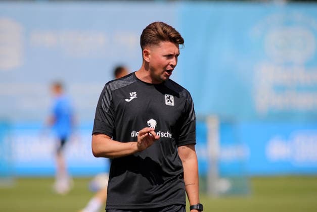 Fussball, Herren, Regionalliga Bayern, Saison 2026 2027, TSV 1860 München, Training Vincent Saller, Co-Trainer (TSV 1860 München) gibt klare Anweisungen *** Soccer, Men s, Bavarian Regional League, 2026–2027 Season, TSV 1860 Munich, Training: Vincent Saller, Assistant Coach of TSV 1860 Munich, Gives Clear Instructions