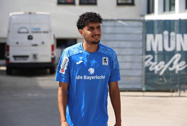 Fussball, Herren, Regionalliga Bayern, Saison 2026 2027, TSV 1860 München, Training Brahim Moumou (TSV 1860 München) auf dem Weg zum Traingsplatz *** Soccer, Men s, Bavarian Regional League, 2026–2027 Season, TSV 1860 Munich, Training: Brahim Moumou of TSV 1860 Munich on his way to the training field