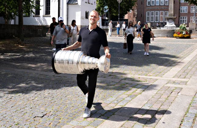Nikolaj Ehlers at home with the Stanley Cup trophy at the town hall in Aalborg - It is the first time the Stanley Cup trophy is in Aalborg The Danish Ice hockey, Eishockey player Nikolaj Ehlers arrives with the Stanley Cup trophy for a tribute at the old town hall in Aalborg on Thursday, July 23, 2026. Ehlers and Frederik Andersen won the NHL, Eishockey Herren, USA championship with the Carolina Hurricanes this season. (Photo: Henning Bagger Scanpix 2026) , Aalborg Denmark *** Nikolaj Ehlers at home with the Stanley Cup trophy at City Hall in Aalborg. This is the first time the Stanley Cup trophy has been in Aalborg. Danish ice hockey player Nikolaj Ehlers arrives with the Stanley Cup trophy for a tribute at the old City Hall in Aalborg on Thursday, July 23, 2026. Ehlers and Frederik Andersen won the NHL championship with the Carolina Hurricanes this season. Photo: Henning Bagger, Scanpix 2026, Aalborg, Denmark  Copyright: HenningxBagger HenningxBaggerx spdk20260723-135419-L