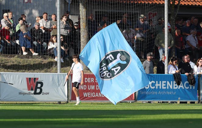 Ein Zeremonienkind trägt die Fahne mit dem neuen Wappen des TSV 1860 München zur Eröffnungsfeier der neuen Saison aufs Feld; Eröffnungsspiel des Bayerischen Fußball-Verbandes (BFV), Eröffnungsfeier, Fußball, Regionalliga Bayern, TSV Aubstadt - 1. FC Schweinfurt 05 5:1, 23.07.2026, NGN-Arena Aubstadt *** A ceremonial child carries the flag bearing the new crest of TSV 1860 Munich onto the field for the opening ceremony of the new season. Opening match of the Bavarian Soccer Association (BFV), opening ceremony, soccer, Bavarian Regional League, TSV Aubstadt 1, FC Schweinfurt 05 5–1, July 23, 2026, NGN Arena Aubstadt