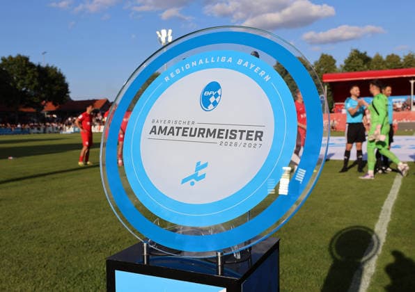 Die Meisterschale der Regionalliga Bayern bei der Eröffnungsfeier; Eröffnungsspiel des Bayerischen Fußball-Verbandes (BFV), Eröffnungsfeier, Fußball, Regionalliga Bayern, TSV Aubstadt - 1. FC Schweinfurt 05 5:1, 23.07.2026, NGN-Arena Aubstadt *** The Bavarian Regionalliga championship trophy at the opening ceremony for the Bavarian Soccer Association (BFV)’s season opener, opening ceremony, soccer, Bavarian Regionalliga, TSV Aubstadt 1, FC Schweinfurt 05 5–1, July 23, 2026, NGN Arena Aubstadt