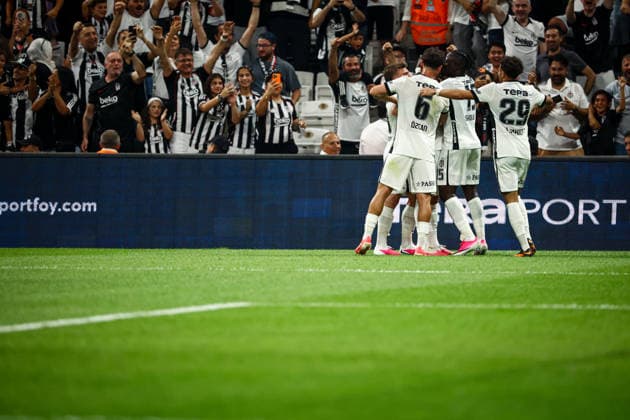 Besiktas vs Midtjylland UEFA Europa League Qualification 2nd Round Orkun Kokcu of Besiktas JK, Junior Olaitan of Besiktas JK , Salih Ozcan of Besiktas JK and Devrim Sahin of Besiktas JK celebrate the goal during the match. Besiktas and Midtjylland faced each other at UEFA Europa League Qualification 2nd Round 1st leg. The match took place in Tupras Stadium on July 23th, 2026. Istanbul Istanbul Turkey Copyright: xBurakxBasturkx