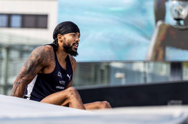 Deutsche Leichtathletik-Meisterschaften Stabhochsprung Männer; Hannover, 23.07.2026 Sitzt nach einem Fehlversuch auf der Stabhochsprungmatte: Bo Kanda Lita Baehre (Düsseldorf Athletics); Deutsche Leichtathletik-Meisterschaften Stabhochsprung Männer am 23.07.2026 auf dem Opernplatz in Hannover (Niedersachsen). *** German Track and Field Championships—Men’s Pole Vault, Hanover, July 23, 2026 Bo Kanda and Lita Baehre sit on the pole vault mat after a failed attempt Düsseldorf Athletics German Track and Field Championships Men s Pole Vault on July 23, 2026, at Opernplatz in Hanover, Lower Saxony Copyright: xBEAUTIFULxSPORTS R.xSchmittx