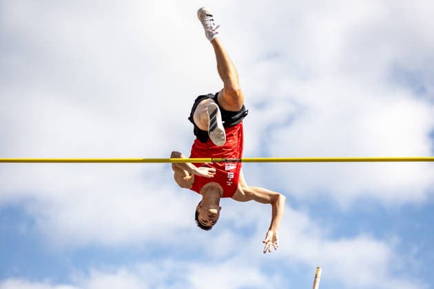 Deutsche Leichtathletik-Meisterschaften Stabhochsprung Männer; Hannover, 23.07.2026 Kopfstand: Gillian Ladwig (Schweriner SC) im Stabhochsprung; Deutsche Leichtathletik-Meisterschaften Stabhochsprung Männer am 23.07.2026 auf dem Opernplatz in Hannover (Niedersachsen). *** German Track and Field Championships – Men’s Pole Vault, Hanover, July 23, 2026: Gillian Ladwig of Schweriner SC performs a headstand in the pole vault at the German Track and Field Championships—Men’s Pole Vault on July 23, 2026, at Opernplatz in Hanover, Lower Saxony Copyright: xBEAUTIFULxSPORTS R.xSchmittx