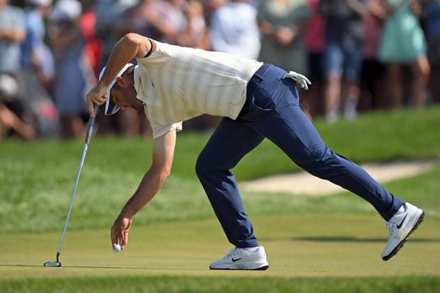 BLAINE, MN - JULY 24: Scottie Scheffler pulls his ball out of the cup after making par on the 2nd hole during the first round of the 3M Open on July 24, 2026, at TPC Twin Cities in Blaine, MN. (Photo by Nick Wosika Icon Sportswire) GOLF: JUL 24 PGA, Golf Herren 3M Open EDITORIAL USE ONLY Icon202607243001