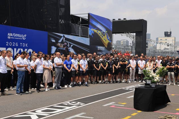 Mitglieder der FE Oragnistation sowie verschiedener Teams stehen um den Tisch mit dem Bild, Kerzen und Blumen in Gedenken an den kürzlich verstorbenen Cyril Blais (FRA) Teamchef vor der Citreon Box in der Boxengasse, FIA Formel E Weltmeisterschaft, Saison 12, Tokio E- Prix, 24.07.2026 *** Members of the FE organization and various teams stand around a table with a photo, candles, and flowers in memory of the recently deceased Cyril Blais, FRA team principal, in front of the Citroën pit in the pit lane, FIA Formula E World Championship, Season 12, Tokyo E-Prix, July 24, 2026