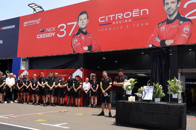 Mitglieder des Citroen Teams stehen neben dem Tisch mit dem Bild, Kerzen und Blumen in Gedenken an den kürzlich verstorbenen Cyril Blais (FRA) Teamchef vor der Citreon Box in der Boxengasse, FIA Formel E Weltmeisterschaft, Saison 12, Tokio E- Prix, 24.07.2026 *** Members of the Citroën team stand next to the table with the photo, candles, and flowers in memory of the recently deceased Cyril Blais (FRA), team principal, in front of the Citroën pit in the pit lane, FIA Formula E World Championship, Season 12, Tokyo E-Prix, July 24, 2026